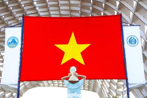 Cùng gia đình dạo phố dọc sông Hàn, anh Nguyễn Văn Mạnh (34 tuổi, phường Sơn Trà) tranh thủ chụp vài tấm ảnh lưu niệm bên lá đại kỳ được treo trang trọng ở Công viên APEC phường Hải Châu.