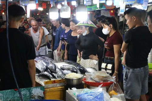  Sức mua tăng khiến các quầy hải sản hoạt động gần như liên tục. Tại nhiều sạp, chủ hàng phải huy động từ 3 người trở lên cùng bán. Người chào khách, người bắt hải sản, cân hàng, người đóng túi﻿, cho vào thùng xốp để khách thuận tiện vận chuyển. 