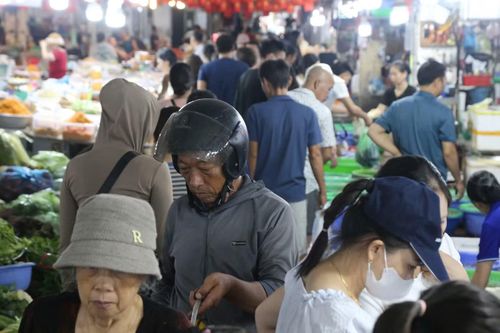 Mức giá giữa các sạp có thể chênh lệch tùy kích cỡ, chất lượng từng loại hải sản, tuy nhiên không xuất hiện tình trạng tăng giá mạnh chỉ vì lượng khách dịp nghỉ lễ đông hơn.