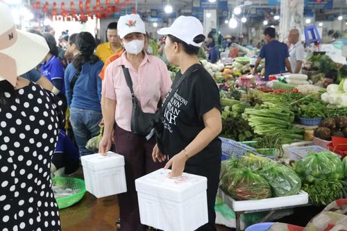 Những thùng xốp đựng hải sản liên tục được đưa ra khỏi chợ. Ngoài khách mua về sử dụng trong kỳ nghỉ, khá nhiều người lựa chọn đóng thùng mang về làm quà cho gia đình﻿, người thân. 