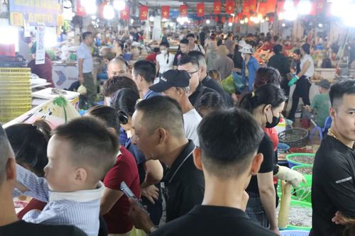 Những lối đi giữa các sạp nhiều thời điểm chật kín người. Khách liên tục hỏi giá, lựa chọn từng loại hải sản rồi yêu cầu tiểu thương cân, sơ chế và đóng gói mang đi.