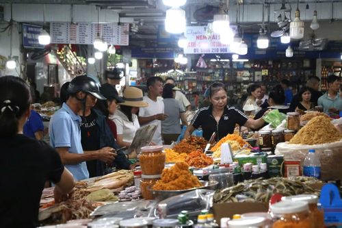  Không chỉ khu vực hải sản tươi sống, các gian hàng bán hải sản khô﻿ cũng thu hút đông khách. Đây là lựa chọn của nhiều du khách bởi dễ bảo quản, thuận tiện vận chuyển đường dài. 