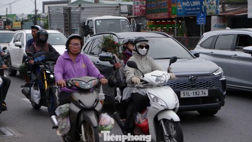 Nhiều gia đình tranh thủ trở lại thành phố sớm, mang theo lỉnh kỉnh hành lý, thực phẩm và quà quê sau những ngày nghỉ lễ bên người thân.