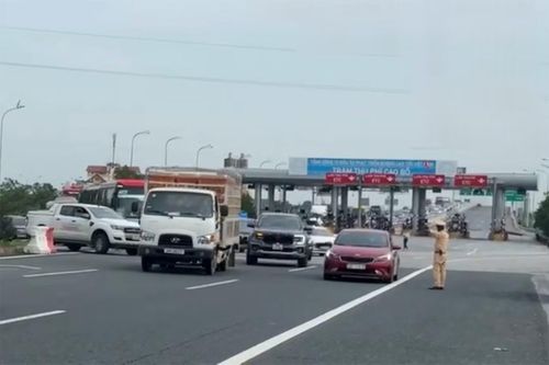 CSGT điều tiết các phương tiện đi vào làn đường ngược chiều trên cao tốc.
