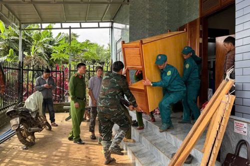 Lực lượng chức năng hỗ trợ người dân di dời tài sản khỏi khu vực có nguy cơ sạt lở.