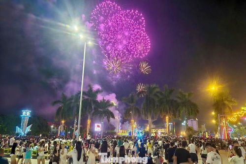 Điểm nhấn được đông đảo người dân mong chờ là màn bắn pháo hoa diễn ra từ 21h15 đến 21h30. Trong khoảng 15 phút, bầu trời Thanh Hóa rực sáng bởi những màn pháo hoa nhiều màu sắc, tạo nên không khí náo nhiệt trong ngày hội lớn của dân tộc.