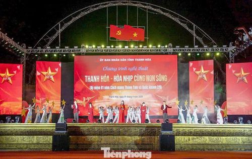 Tối 1/9, UBND tỉnh Thanh Hóa tổ chức chương trình nghệ thuật Thanh Hóa hòa nhịp cùng non sông, chào mừng kỷ niệm 81 năm Cách mạng Tháng Tám và Quốc khánh 2/9. Chương trình được tổ chức tại Quảng trường Lam Sơn (phường Hạc Thành) và Quảng trường biển Sầm Sơn (phường Sầm Sơn).