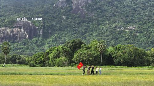 "Tri Tôn - An Giang" được khắc trên vồ đá cao hàng trăm mét là điểm check-in không thể bỏ lỡ.