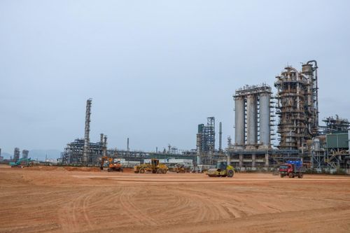 Gói thầu thi công San lấp mặt bằng Dự án NCMR NMLD Dung Quất có trị giá khoảng 369 tỷ đồng, với khối lượng đào đắp hơn 2,7 triệu m³ đất đá trong thời gian 10 tháng, do PETROCONS đảm nhận. Dự án chính thức khởi công vào ngày 2/2 và được kỳ vọng là hạng mục nền tảng tạo mặt bằng sạch chuẩn bị cho công tác xây lắp chính (giai đoạn EPC) cho NCMR NMLD Dung Quất.