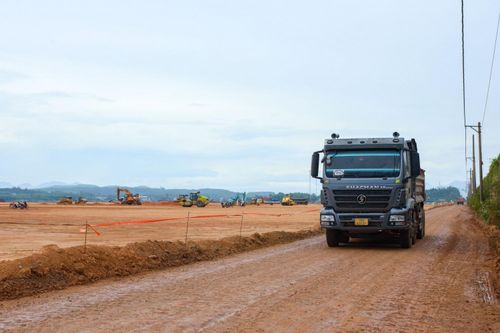 Thông tin từ đại diện nhà thầu PETROCONS, tính đến đầu tháng 9, toàn bộ hạng mục san lấp đã hoàn thành hơn 75% khối lượng công việc. Dịp nghỉ lễ Quốc khánh 2/9, đơn vị đã tổ chức cho gần 100 kỹ sư, công nhân và phương tiện, triển khai bám sát các mũi thi công để thực hiện các hạng mục của dự án.