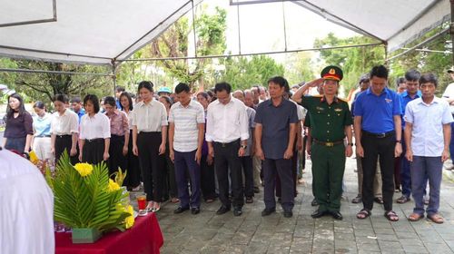 Chính quyền địa phương và đông đảo người dân tới đón Liệt sĩ Phạm Ngọc Đạo trở về đất mẹ.