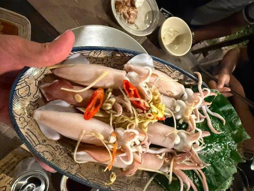 Ăn hải sản uống bia, cực kỳ nguy hiểm với nhóm người chỉ số axit uric cao. Ảnh: Văn Hùng 