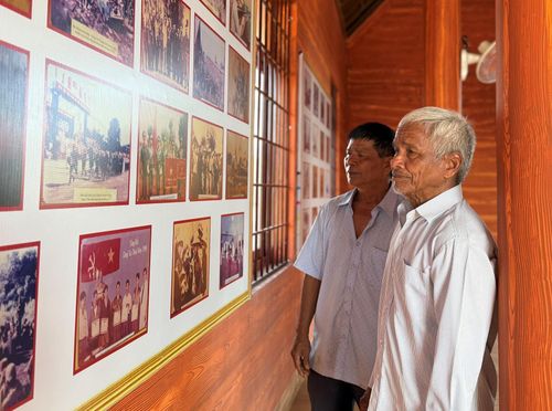 Già làng Y Dơng Niê Kđăm (bên phải) và ông Y Rang Niê Kđăm đến Khu lưu niệm căn cứ cách mạng huyện Cư M'gar cũ xem lại hình ảnh tư liệu thời kháng chiến