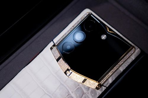Kim cương tự nhiên được đính tại cụm camera khiến cho chiếc điện thoại gập của Vertu có giá hơn 1 tỉ đồng. Ảnh: PL