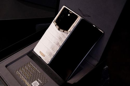 Chiếc điện thoại gập Vertu AlphaFold Black Premium có giá hơn 1 tỉ đồng. Ảnh: PL