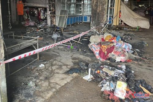 Rất nhiều hàng hóa bị thiêu rụi hoàn toàn. Ảnh: VN