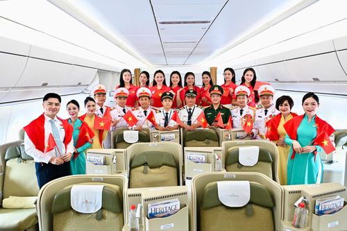 Cán bộ, chiến sĩ Đoàn Nghi lễ Quân đội cùng các thí sinh Hoa hậu Việt Nam sau khi chuyến bay hạ cánh tại sân bay Tân Sơn Nhất.