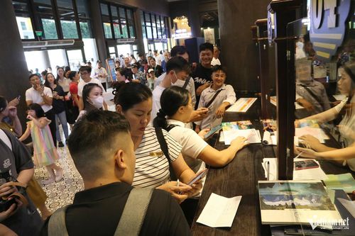 Quầy bán vé luôn có người xếp hàng để mua, nhân viên cảng tàu hoạt động hết công suất