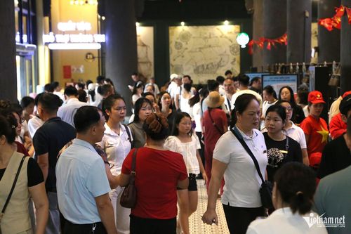Bên trong nhà ga của cảng tàu chật kín người