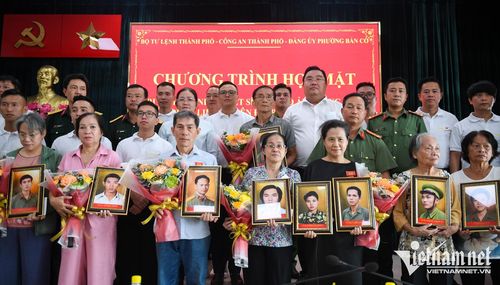 Trao di ảnh liệt sĩ cho thân nhân tại phường Bàn Cờ, TPHCM, tháng 7/2026.