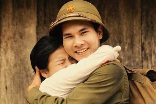 Bức ảnh tái hiện hình ảnh liệt sĩ Huỳnh Văn Quên ôm vợ là bà Nguyễn Thị Lệ vào lòng   