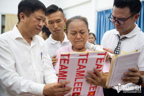 Người thân liệt sĩ tại TPHCM xúc động nhận ảnh phục dựng do Team Lee thực hiện