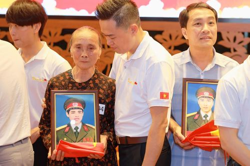 Xúc động giây phút trao di ảnh liệt sĩ.