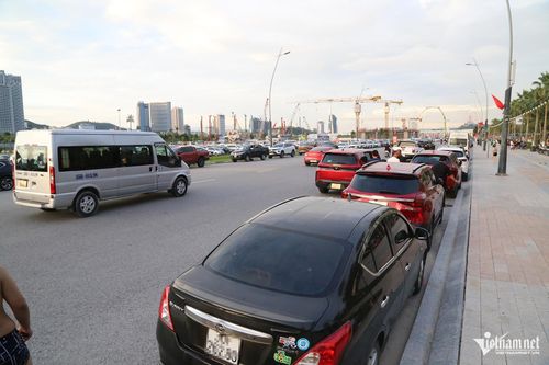 Khoảng 3km đường bao biển chật kín ô tô đỗ 2 bên