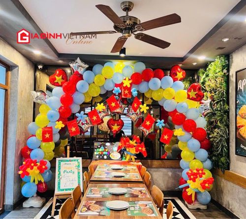 Một nhà hàng pizza ở Hải Phòng trang trí lá cờ, bóng bay hưởng ứng ngày 2/9