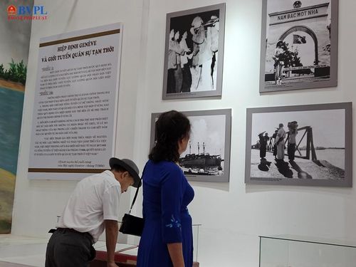  Những người lớn tuổi đứng lặng hồi lâu trước các bức ảnh ký ức chiến tranh.