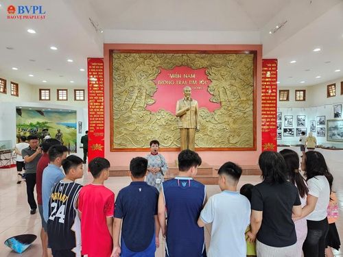  Nhiều cháu nhỏ nghiêm túc lắng nghe hướng dẫn viên thuyết minh về những ngày chiến đấu anh dũng của cha ông ở Vĩ tuyến 17.