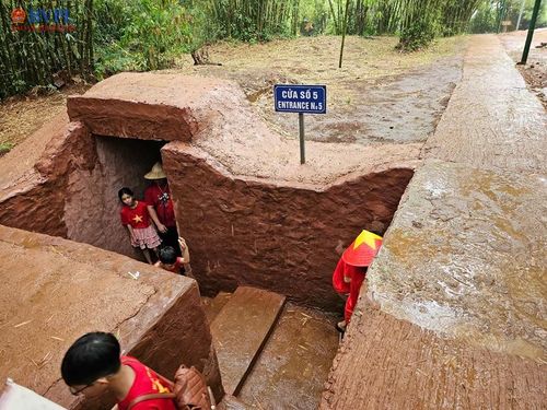  Rất nhiều cháu nhỏ được bố mẹ đưa vào tận nơi tham quan địa đạo.