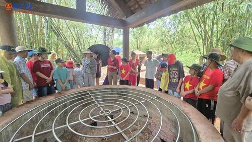  Các đoàn du khách tham quan lỗ thông gió ở địa đạo Vịnh Mốc.