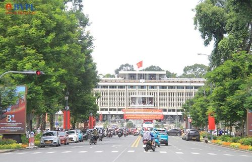  Tại Dinh Độc Lập, cờ Tổ quốc, băng rôn, pano, áp phích và màn hình điện tử được trang hoàng đồng bộ, tạo nên không khí rộn ràng chào mừng 81 năm Cách mạng Tháng Tám thành công và Quốc khánh 2/9.