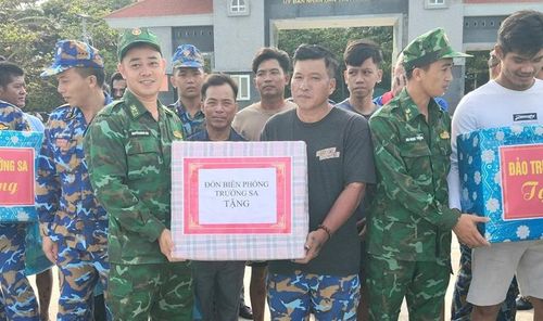 Ngư dân gặp nạn được Bộ đội Biên phòng Trường Sa tặng nhu yếu phẩm khi trở về đất liền. Ảnh: BĐBP.
