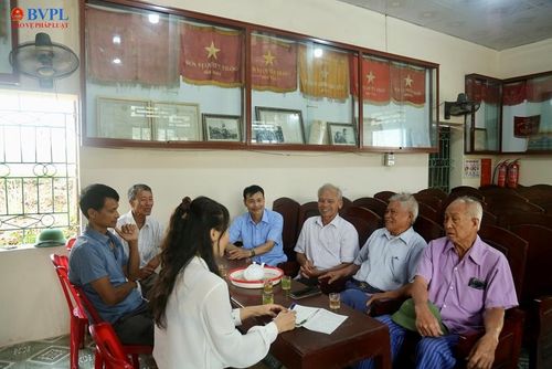  Các chiến sỹ của Trung đội năm xưa trò chuyện với phóng viên tại Nhà văn hoá Kim Đài, nơi những tấm huân, huy chương được treo trang trọng