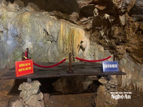 Chiếc phản gỗ - nơi lãnh tụ Nguyễn Ái Quốc ngủ trong thời gian sống ở Hang Cốc Bó.