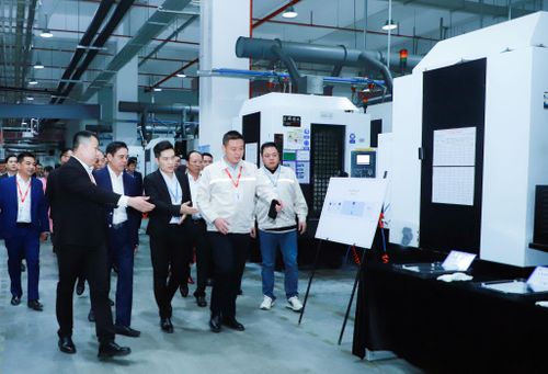 Chủ tịch UBND tỉnh Võ Trọng Hải thăm, làm việc tại nhà máy vốn FDI đầu tư tại KCN VSIP Nghệ An. Ảnh: Thành Duy