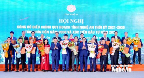 Các đồng chí lãnh đạo tỉnh trao quyết định chấp thuận chủ trương đầu tư, Giấy chứng nhận đăng ký đầu tư và biên bản ghi nhớ, thỏa thuận hợp tác đầu tư đối với 25 dự án tại Hội nghị Công bố điều chỉnh Quy hoạch tỉnh thời kỳ 2021-2030, tầm nhìn đến năm 2050 và xúc tiến đầu tư năm 2026”. Ảnh: Phạm Bằng