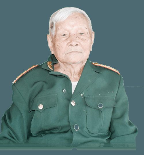 Cụ Nguyễn Đình Dục kể lại khí thế cách mạng trong những ngày tháng 8/1945. Ảnh: Công Kiên