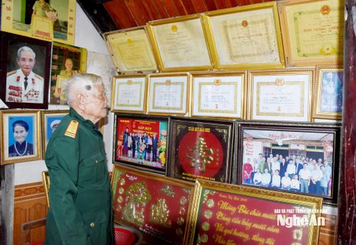 Tham gia hoạt động cách mạng, cụ Nguyễn Đình Dục được Đảng, Nhà nước trao tặng nhiều danh hiệu cao quý. Ảnh: Công Kiên