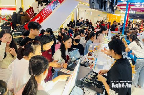 Nhiều trung tâm thương mại lớn trên địa bàn các phường Thành Vinh, Trường Vinh, Vinh Phú như Lotte Mart, Vincom, Go Vinh… trở thành điểm đến ưa thích của người dân dịp nghỉ lễ năm nay. Ảnh: Q.A