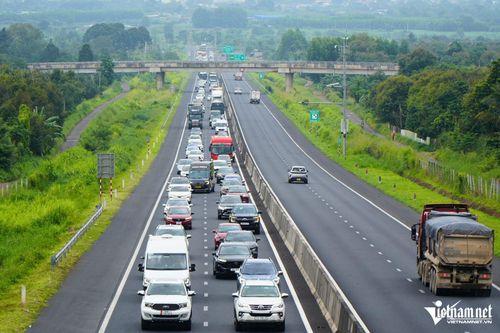 Lượng phương tiện lớn trên các cao tốc TPHCM - Long Thành - Dầu Giây và Phan Thiết - Dầu Giây trong dịp nghỉ lễ. Ảnh: Hoàng Anh