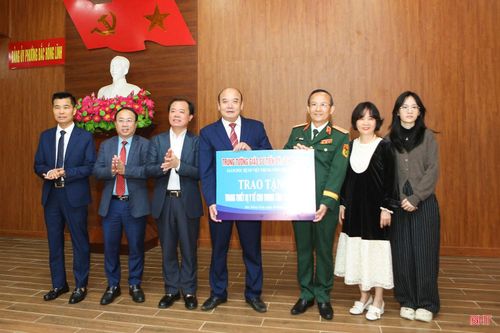 GS.TS Lê Hữu Song -Giám đốc Bệnh viện Trung ương Quân đội 108 trao biểu trưng tặng thiết bị y tế cho phường Bắc Hồng Lĩnh, dịp cuối năm 2025.