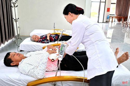 Bác sĩ Đặng Hữu Vũ - Phó Trưởng phòng Y tế (Trung tâm Điều dưỡng người có công và Bảo trợ xã hội Hà Tĩnh) cho biết: "Do phần lớn người có công và thân nhân người có công đến điều dưỡng đều tuổi cao, sức khỏe yếu nên công tác y tế được quan tâm đặc biệt. Trung tâm bố trí cán bộ, nhân viên y tế trực 24/24h nhằm theo dõi sát tình hình sức khỏe của từng người".