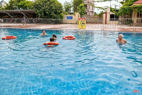 Trong thời gian điều dưỡng tập trung, người có công được tham gia các hoạt động thể thao, giao lưu như bóng chuyền hơi, bơi lội... góp phần nâng cao sức khỏe và tạo không khí vui tươi, gắn kết.