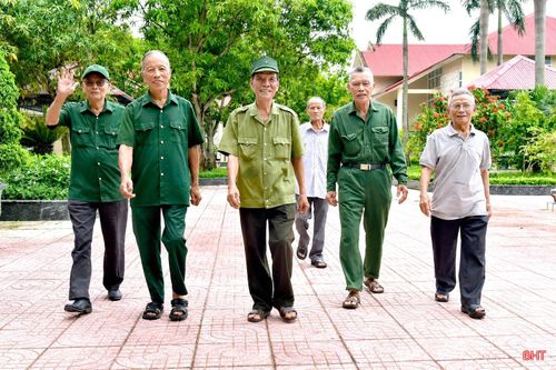 130 đại biểu là người có công và thân nhân người có công từ các phường, xã trên địa bàn tỉnh đang được điều dưỡng, phục hồi sức khỏe tập trung tại Trung tâm Điều dưỡng người có công và Bảo trợ xã hội Hà Tĩnh (cơ sở 2, xã Lộc Hà).
