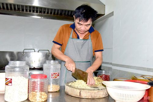 Anh Trần Thọ Hiếu - đầu bếp của Trung tâm Điều dưỡng người có công và Bảo trợ xã hội Hà Tĩnh cho biết: "Thực phẩm được chúng tôi lựa chọn kỹ lưỡng, an toàn, chế biến đa dạng, phù hợp khẩu vị và nhu cầu dinh dưỡng của người có công. Đồng thời, thực đơn được chúng tôi thay đổi linh hoạt, đáp ứng chế độ ăn kiêng của từng người".