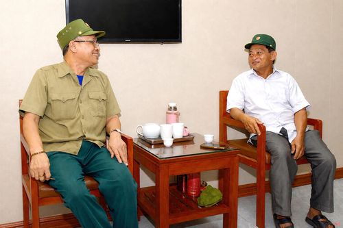Đã nhiều lần tham gia điều dưỡng tập trung, trong căn phòng tiện nghi, sạch sẽ, thoáng mát, ông Nguyễn Thanh Sơn (70 tuổi, người bên trái) - thương binh hạng 1/4, ở thôn Tây Long, xã Thạch Hà cho biết: "Điều khiến chúng tôi vui nhất không chỉ là được nghỉ ngơi, chăm sóc sức khỏe mà còn cảm nhận được tình cảm của cán bộ, nhân viên trung tâm. Dù là ngày nghỉ lễ nhưng mọi người vẫn phục vụ rất trách nhiệm, vui vẻ, coi chúng tôi như người thân trong gia đình".