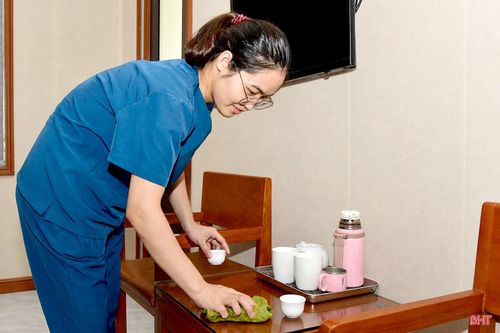 Mỗi ngày, cán bộ, nhân viên trung tâm chăm lo từng không gian sinh hoạt, từ những việc nhỏ nhất, góp phần bảo đảm điều kiện điều dưỡng chu đáo cho người có công.